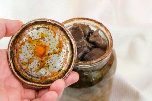 Bote de conserva infectado por la bacteria que provoca el botulismo